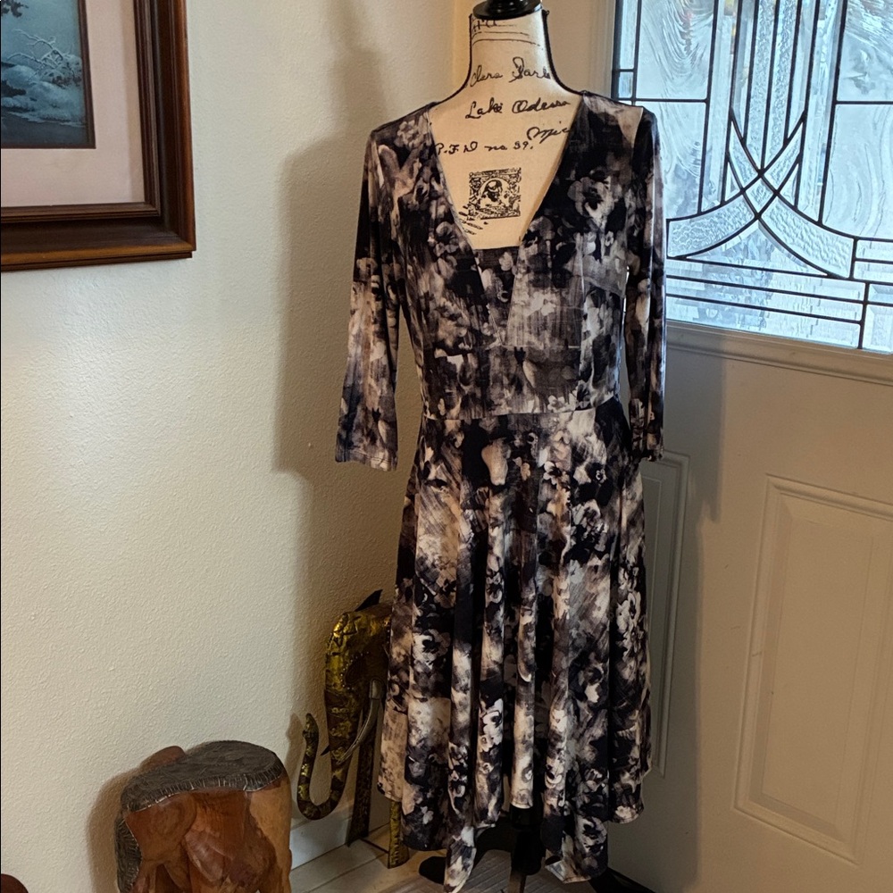 Simply Vera Vera Wang Black, a Little Tan & White Long Sleeve Dress